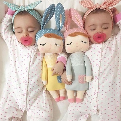 تصویر زیبای بچه های دوقلو با عروسک