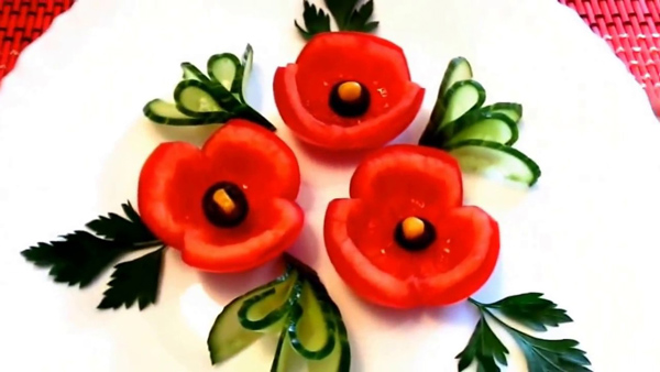 تزیین خیار و گوجه به شکل گل شقایق