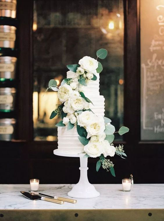 مدل کیک عروسی و نامزدی خامه ای با گل طبیعی + راهنمای انتخاب کیک عروسی