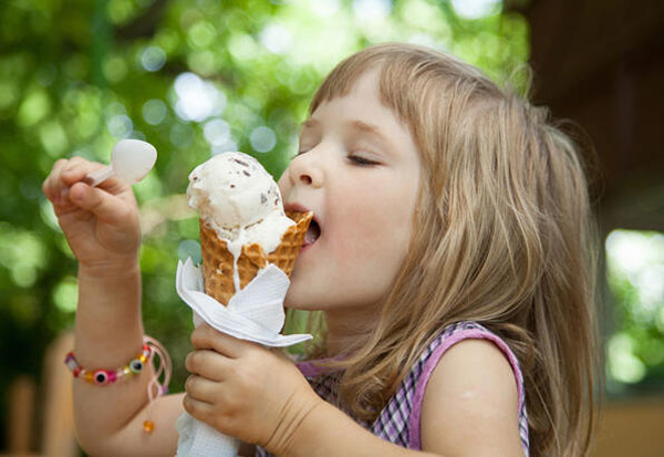 بستنی خوردن برای نوزاد ؛ خوردن بستنی برای کودکان بزرگتر از ۱ سال 