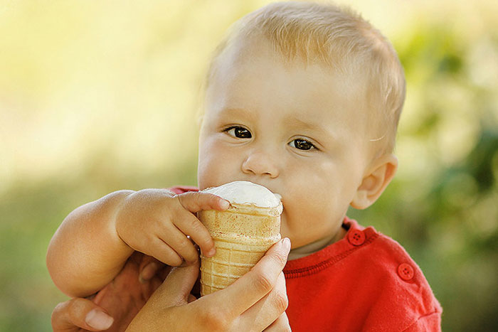 بستنی خوردن برای نوزاد از چه زمانی باید آغاز شود و چه پیامدهایی دارد؟