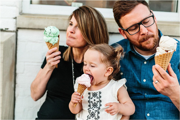 بستنی خوردن برای نوزاد ؛ چگونه بستنی را در تغذیه‌ی کودک بگنجانیم؟