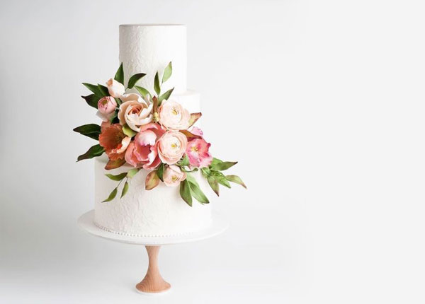 ۳۰ مدل کیک عروسی سه طبقه + نحوه سرو کیک عروسی
