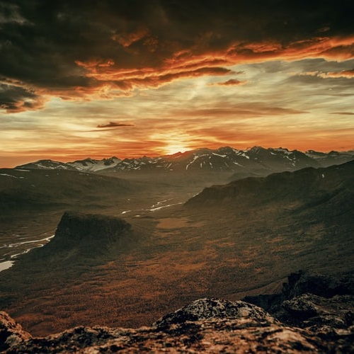 عکس غروب خورشید در کوهستان