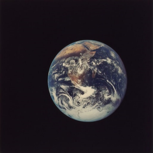 عکس از کره ی زمین در شب