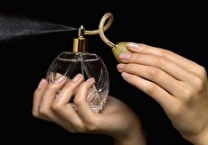 پاک کردن لکه عطر با روش های ساده و کاربردی