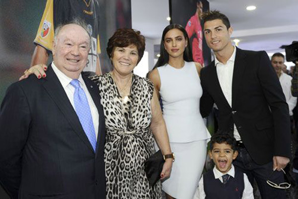 ایرینا شایک در کنار خانواده رونالدو