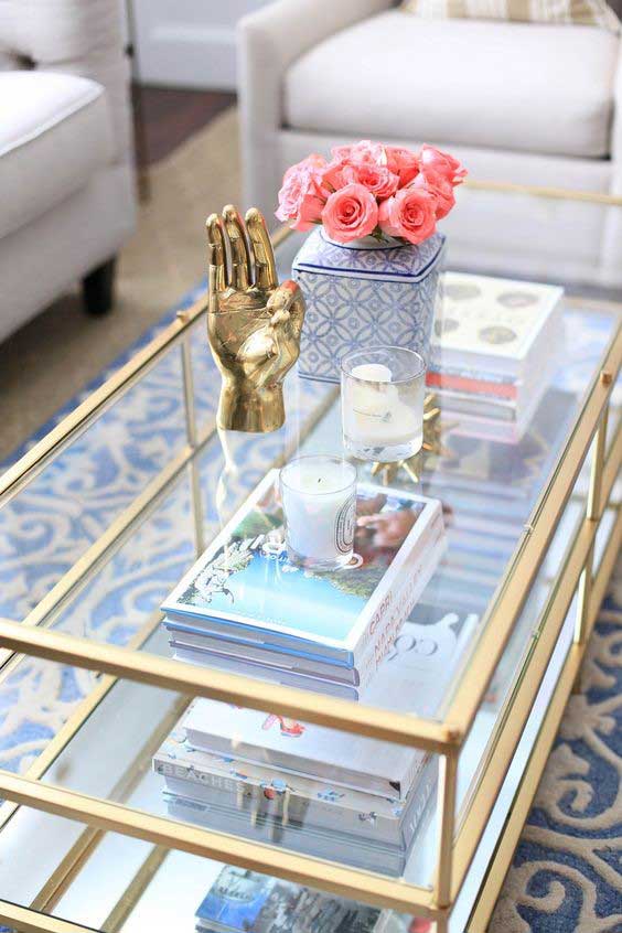 تزیین زیر میز شیشه ای با کتاب و مجلات