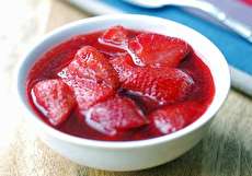 طرز تهیه کمپوت توت فرنگی به ۲ روش