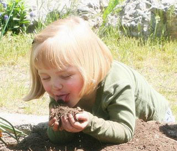 تمایل کودک به خوردن خاک از علائم کمبود آهن در کودکان