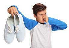 ۱۵ روش ساده برای از بین بردن بوی بد کفش
