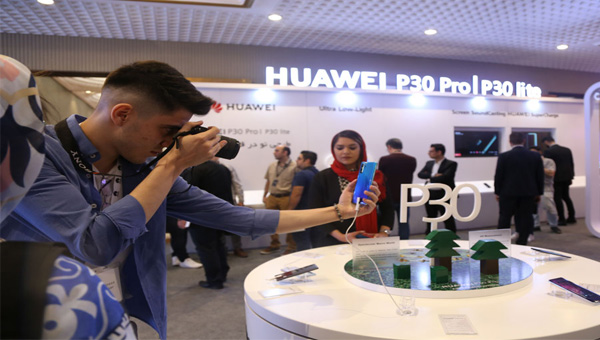 حضور اهالی رسانه در رونمایی از از گوشی‌های جدید سری P   Huawei