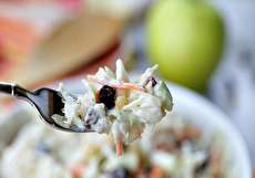طرز تهیه سالاد کلم سفید و کشمش به ۳ روش