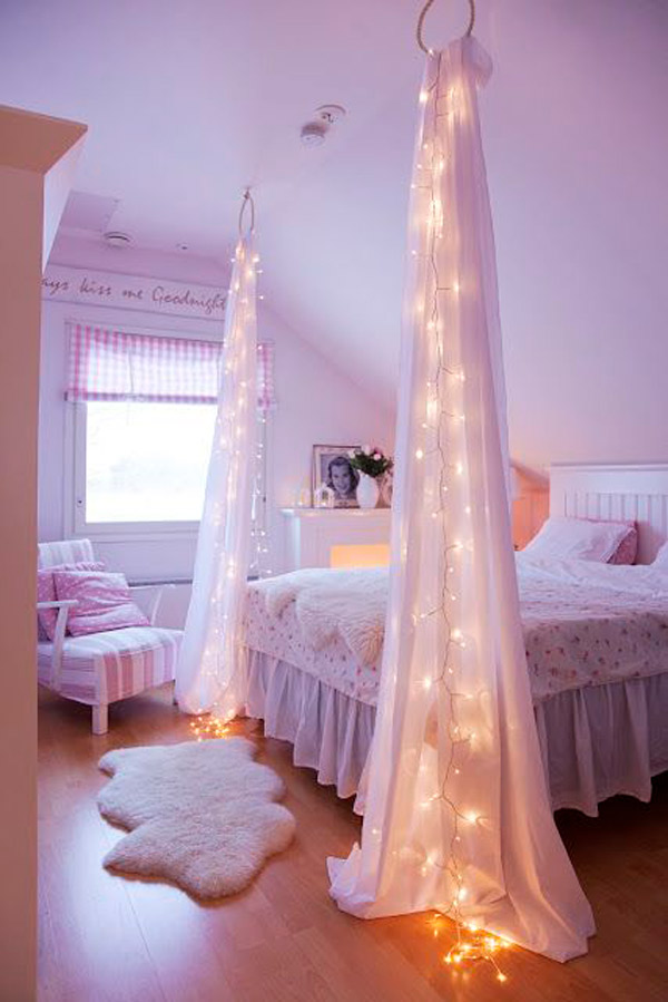 تزیین اتاق عروس ساده با تور و لامپ های ریسه ای