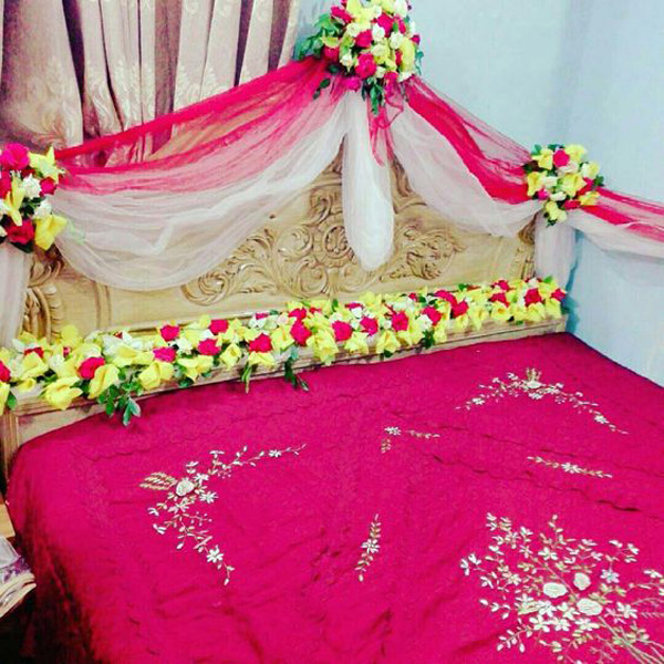 تزیین اتاق خواب عروس با تور و گل های طبیعی