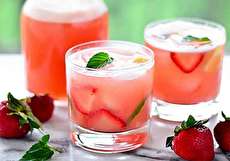 طرز تهیه موهیتو توت فرنگی خوشمزه به ۲ روش