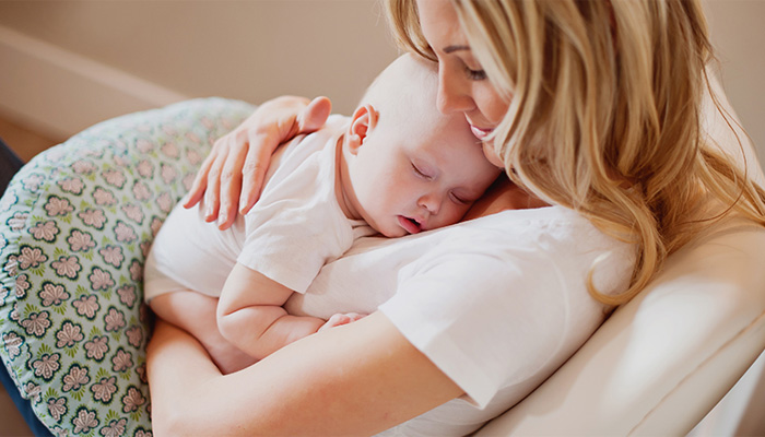 ۷ دلیل بی قراری نوزاد هنگام شیر خوردن و ۷ راهکار پیشنهادی