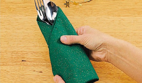 سمت راست دستمال را روی قاشق چنگال‌ها قرار دهید.
