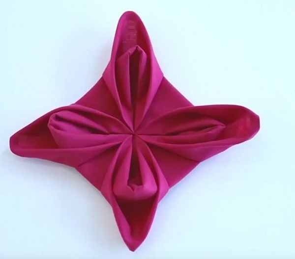 تزیین دستمال سفره به شکل گل باز