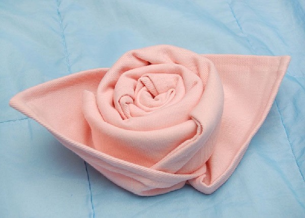 تزیین دستمال سفره به شکل گل  نیمه باز