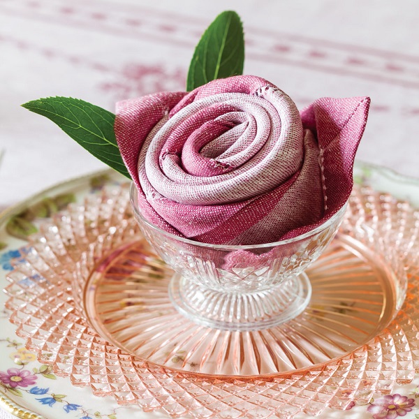 تزیین دستمال سفره داخل لیوان به شگل گل