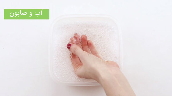 پاک کردن چسب قطره‌ای از روی دست با آب گرم صابونی