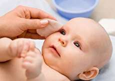 علت آبریزش چشم نوزاد چیست و چگونه درمان میشود؟