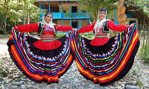 لباس محلی زیبای مازندرانی با ترکیب رنگ زیبا