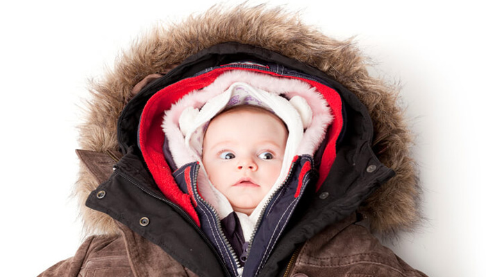 نحوه پوشاندن لباس مناسب نوزاد در زمستان