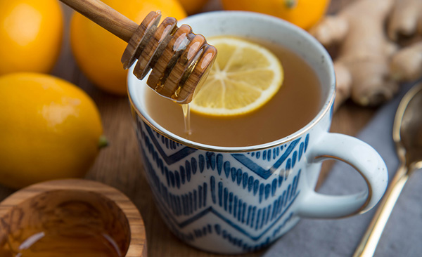 اضافه کردن عسل به چای