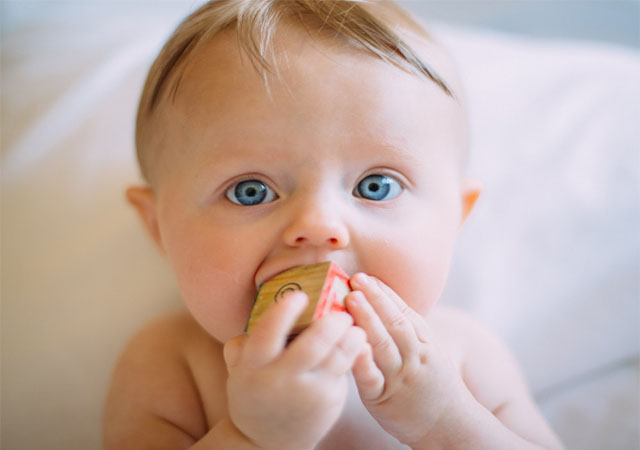 حکم نزدیکی در حضور کودک شیرخوار همراه با نظر پنج مرجع تقلید