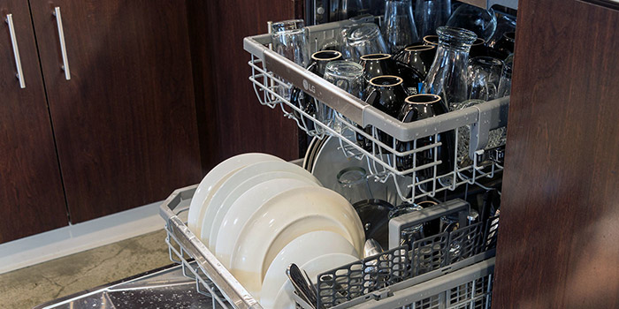 ۵ علت کدر شدن و خش افتادن ظروف در ماشین ظرفشویی چیست