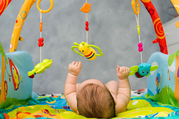 انواع بازی با نوزاد از بدو تولد تا سه ماهگی