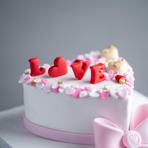 کیک عاشقانه برای روز دختر