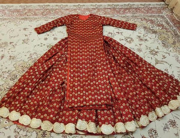 لباس محلی لری قرمز رنگ با پارچه گلدار