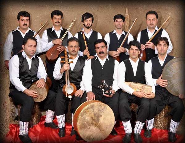 گروه موسیقی با لباس محلی مازندران
