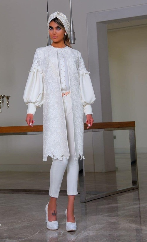 تیپ مجلسی زنانه سفید با کفش پاشنه بلند