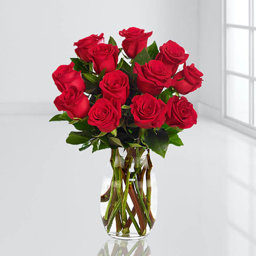 عکس گل رز قرمز در گلدان شیشه ای