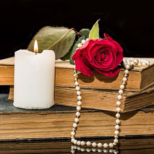 عکس گل رز قرمز در دست دختر