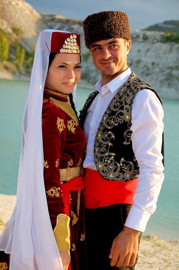 مرد و زن آذری با لباس محلی