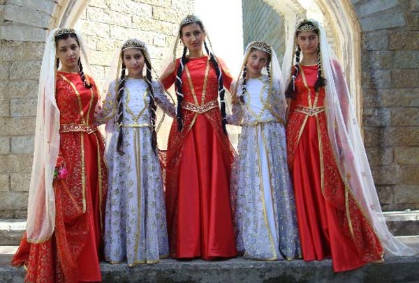 لباس محلی آذری در رنگ ها و طرح های مختلف