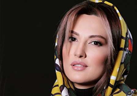 پاراگلایدر سواری هیجان انگیز خانم بازیگر جوان (فیلم)