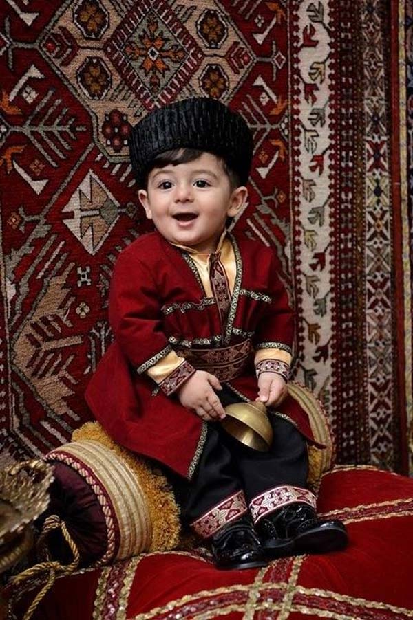 Азербайджан мальчик. Детский армянский костюм. Армянский костюм для мальчика. Армянская Национальная одежда детская. Дети в национальных костюмах.