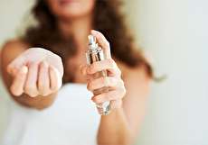 بهترین روش عطر زدن برای افزایش ماندگاری بوی آن