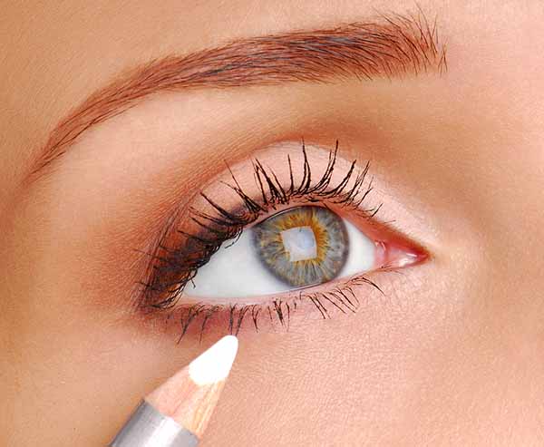 استفاده نکردن از مداد رنگی در خط چشم کشیدن 