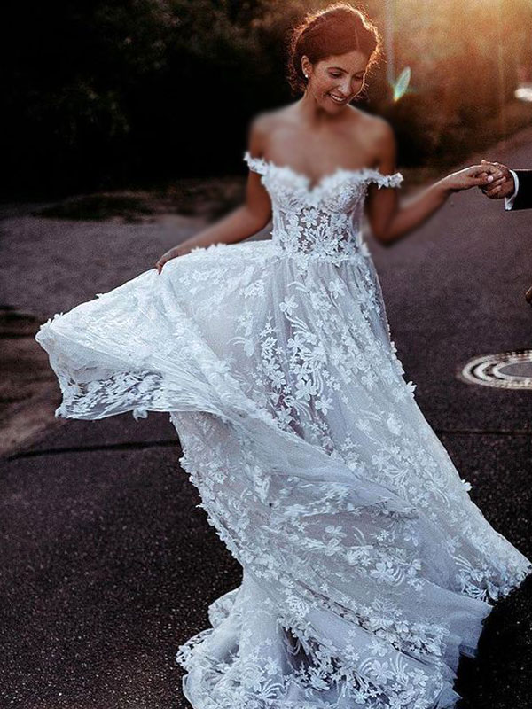 لباس عروس با تزیین گل‌ برجسته