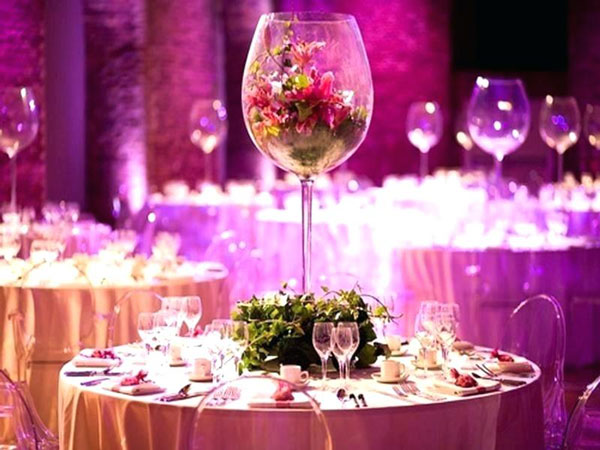 انواع روش‌های زیبای تزئین میز شام تولد با میزهای جداگانه