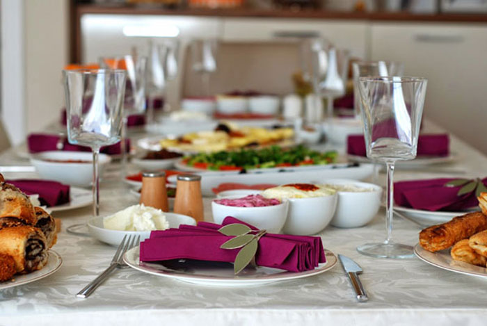 انواع روش‌های تزئین میز شام تولد
