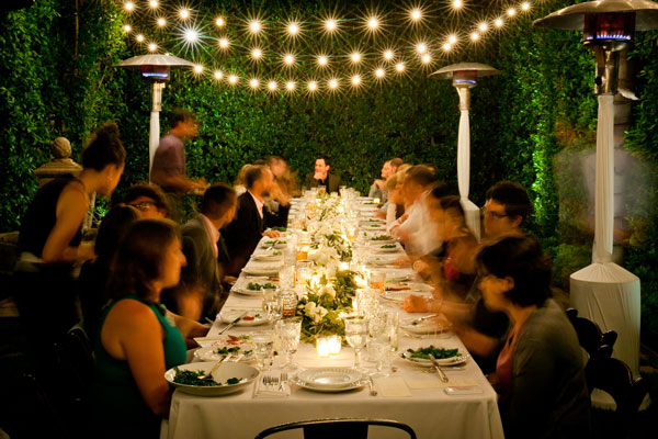 انواع روش‌های  جذاب تزئین میز شام تولد در فضای باز