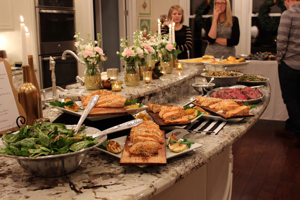 انواع روش‌های زیبای تزئین میز شام تولد به صورت سلف سرویس